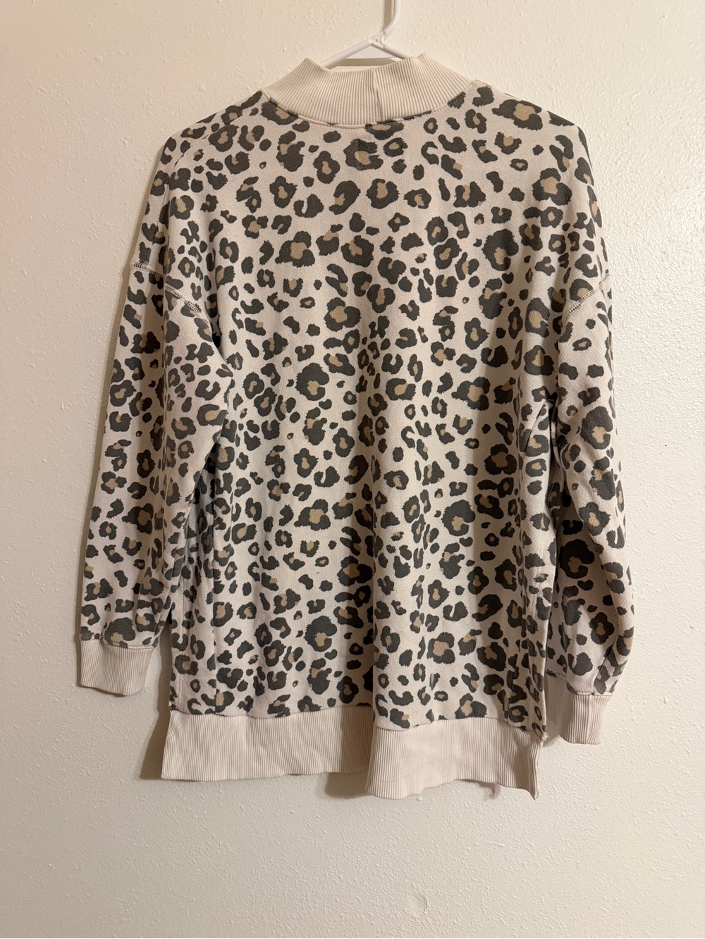 American Eagle Mock Neck Sweatshirt size xs Cheetah print oversized - Picture 4 of 5